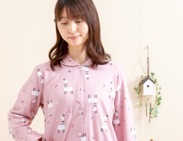 画像3: 肌にやさしい綿100％滑らかな肌触りのスムースニット地　アルパカ柄　前開き長袖パジャマ レディース　春秋向き　ナイトウェア　ルームウェア【Sサイズ】【LLサイズ】あり　おうち (3)