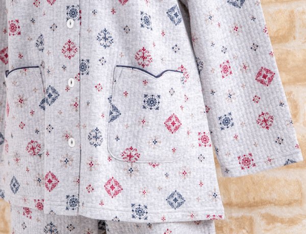 画像11: パジャマ レディース 長袖 前開き スタンドカラー 冬 あたたかく肌にやさしい綿100%中わたニットキルト地 幾何柄プリント【Sサイズ】【LLサイズ】【3Lサイズ】ナイトウェア ルームウェア 部屋着 入院準備 女性 (11)