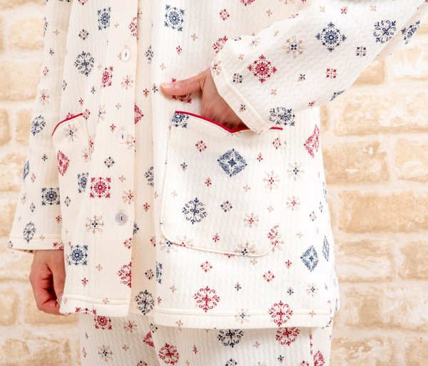 画像4: パジャマ レディース 長袖 前開き スタンドカラー 冬 あたたかく肌にやさしい綿100%中わたニットキルト地 幾何柄プリント【Sサイズ】【LLサイズ】【3Lサイズ】ナイトウェア ルームウェア 部屋着 入院準備 女性 (4)