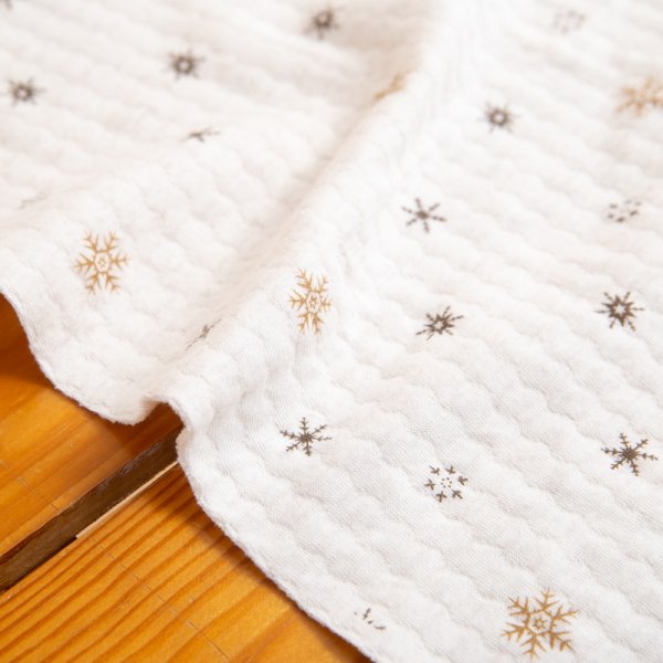 画像2: 中わたニットキルト生地結晶柄　肌触りの良い表裏面 綿100％ニット地中わたキルト生地になります。柔らかいニット地なのでパジャマやベビー服など衣類向きの素材です。有効生地幅150cm　生地は50cm以上50cm単位でお買い求めいただけます。　カート個数 1個で50cmです。 (2)