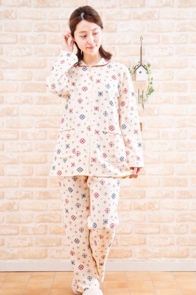 画像2: パジャマ レディース 長袖 前開き 冬 あたたかく肌にやさしい綿100％中わたニットキルト地 幾何柄プリント ナイトウェア ルームウェア  入院準備 女性 S/M/L/LL (2)