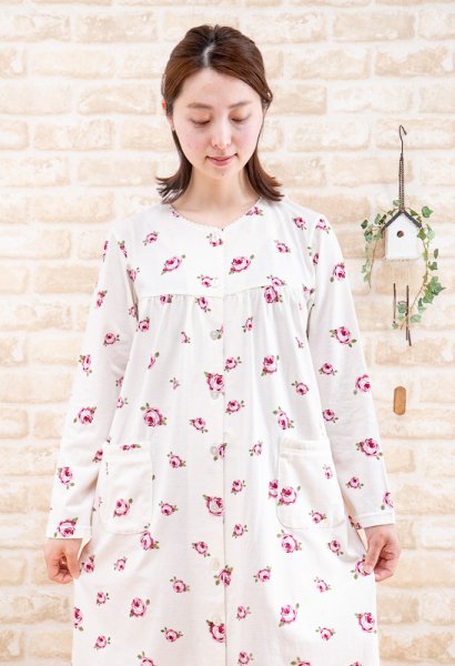 画像2: 肌に優しい綿100％ やや薄い天竺ニット地ローズ ワンピース  ネグリジェ  春秋 前開き 長袖 パジャマ レディース 入院準備 マタニティパジャマに最適 ナイトウェア ルームウェア 部屋着 バラ 薔薇【3Lサイズ】あり (2)
