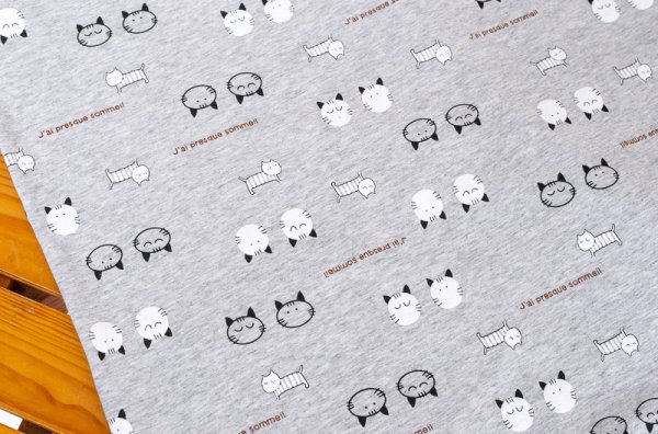 画像4: 綿100％肌触りの良い やや薄い天竺ニット地ねこ柄になります。Tシャツなどで使われる柔らかいニット地なのでパジャマやベビー服など衣類向きの素材です。有効生地幅150cm　生地は50cm以上50cm単位でお買い求めいただけます。　カート個数 1で50cmです。 (4)