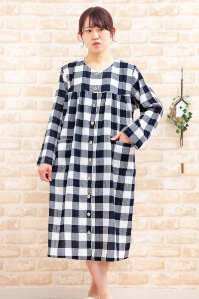 画像1: ふわっとしたガーゼ楊柳チェック 前開き長袖ワンピース　春・初夏向き ネグリジェ ナイトウェア ルームウェア パジャマ M-L/L-LL/3Lサイズ展開 (1)